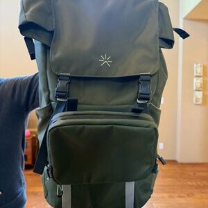 Tropic Feel Shell Backpack Cypress Green and FidLock® Toiletry Cypress Green